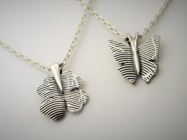 Zilveren hangers met vingerafdruk. Goudsmid Hans Rietman